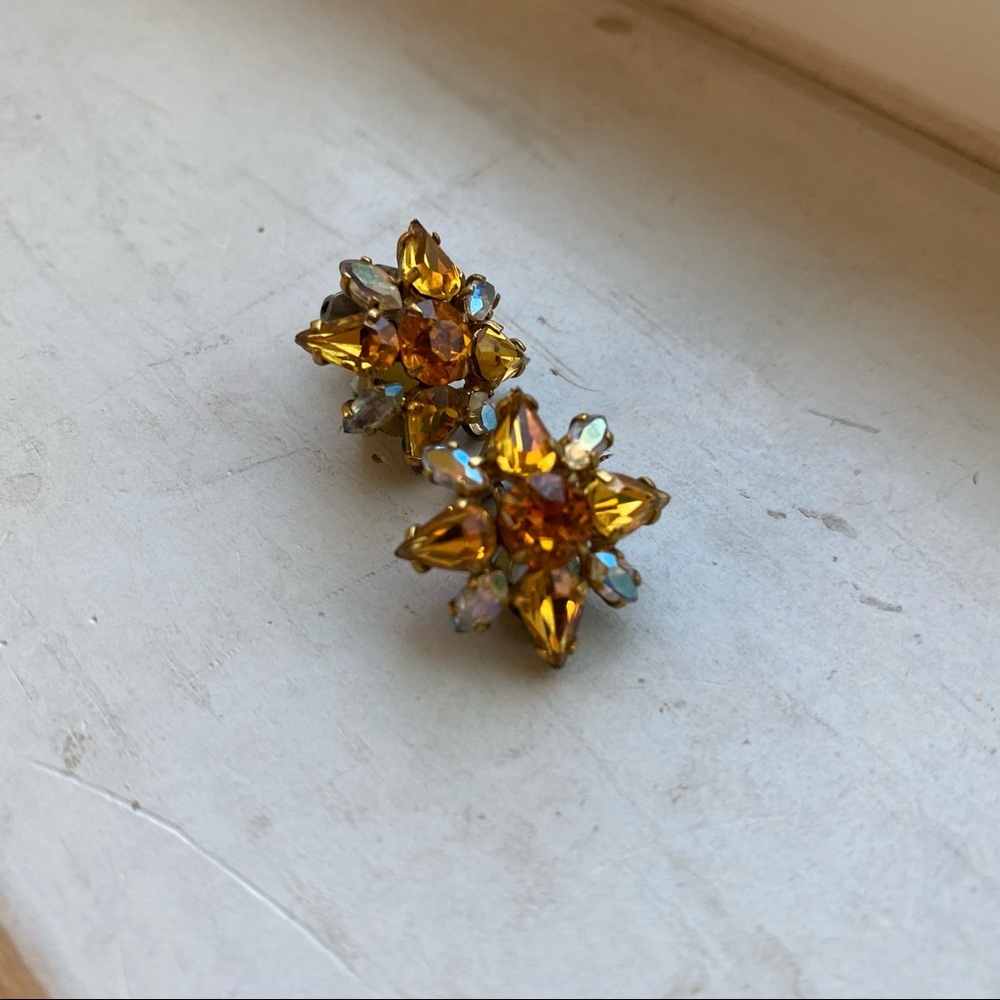 Vintage floral clip ons - Picture 2 of 9